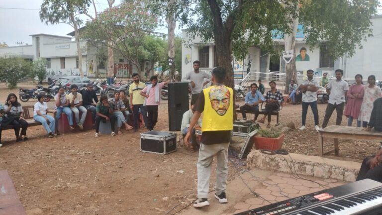 वर्ल्ड लॉफ्टर डे पर विद्यार्थियों ने दी हास्य प्रस्तुति