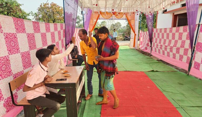 हल्दी लगाए दूल्हा पहुंचा मतदान करने, मतदाताओं से वोट डालने की अपील की