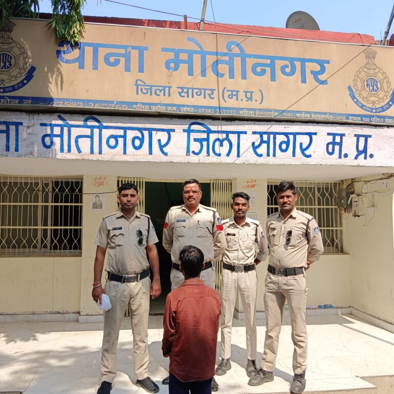 शराब पीने के लिए मांगे पैसे मना करने पर की थी मारपीट और हो गया था फरार ,आरोपी को किया गिरफ्तार