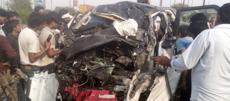 नेशनल हाइवे 44 पर खड़े ट्रक में घुसी तेज रफ्तार कार, पति पत्नी बच्चे की मौत , बेटा गंभीर रूप से घायल