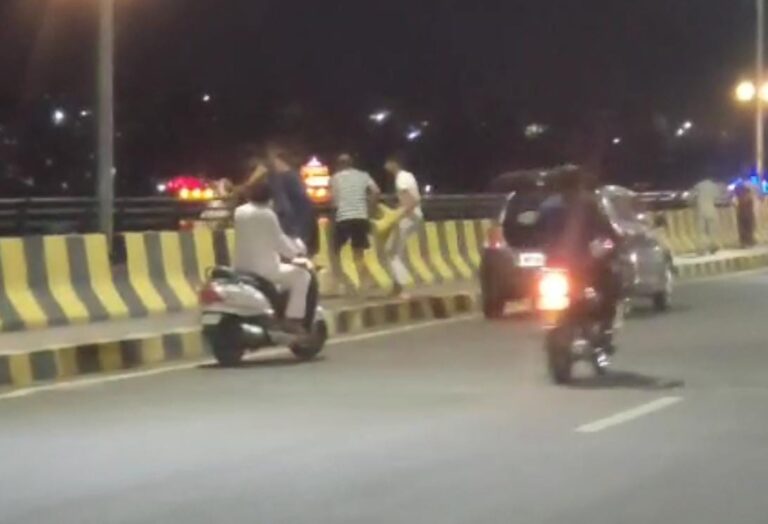 Sagar News: एलीवेटेड से झील में 4 बोरी कचरा उड़ेलने वाला पकड़ा गया, 5 हजार का जुर्माना