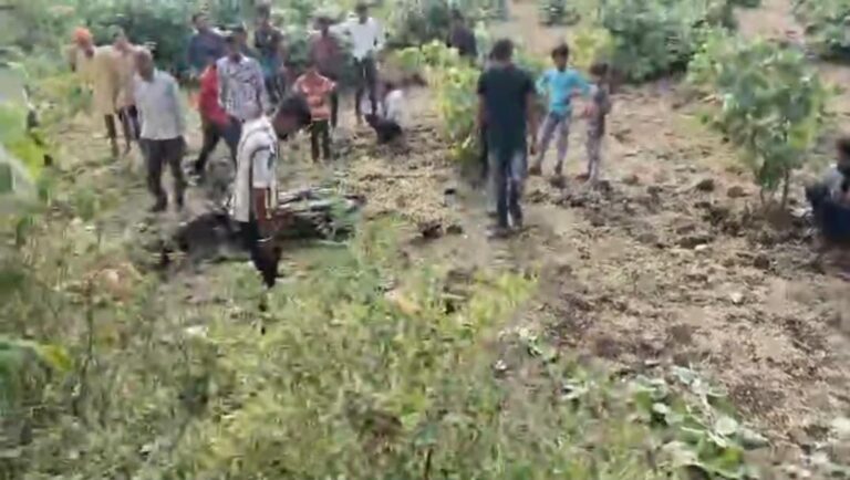 बाइक सवार बाइक सहित खंती में गिरे, 2 गंभीर घायल 