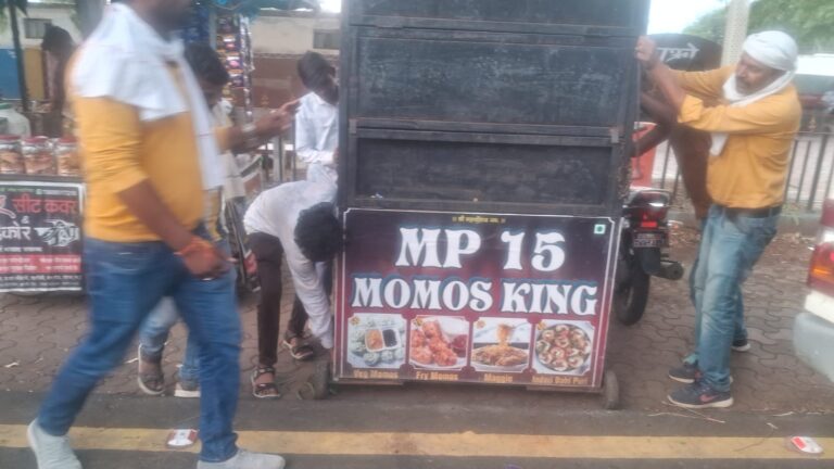 नगर निगम द्वारा अवैध रूप से रखे टपरों को हटाने की कार्रवाई की गई