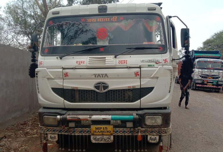 Sagar News: रेत से ओवरलोड डम्फरो को किया गया जप्त