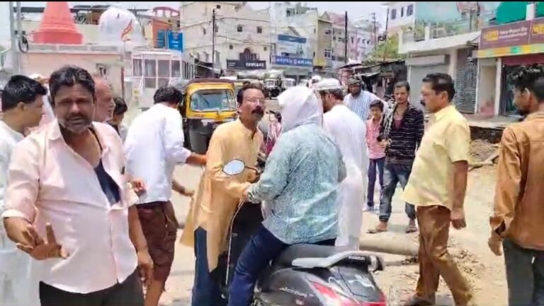 Sagar: निर्माण कार्य से असंतुष्ट लोगो ने कर दिया सड़क पर चक्काजाम, 2 घण्टे रहा यातायात बाधित