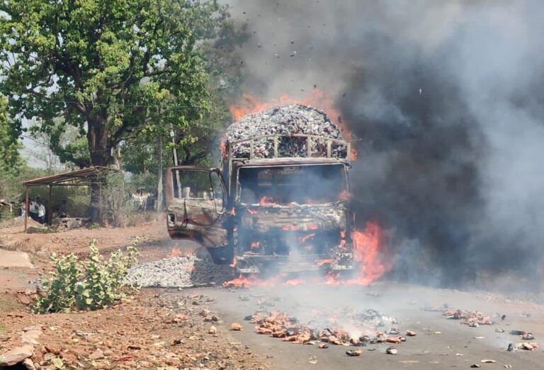 तेंदू पत्ते से लड़े ट्रक में आग लगी, जलकर हो गया खाक