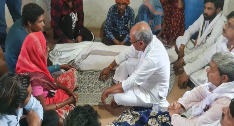 Sagar: बरोदिया नोनागिर पहुंचे पूर्व सीएम दिग्विजय सिंह पीड़ित परिवार से मिले