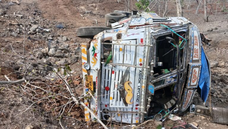 MP News: डीजल से भरा टैंकर पलटा, ड्राइवर की मौत।