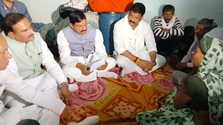 बरोदिया नोनागिर पहुँचे सीएम, पीड़ित परिवार को आर्थिक सहायता, पुलिस चौकी की घोषणा