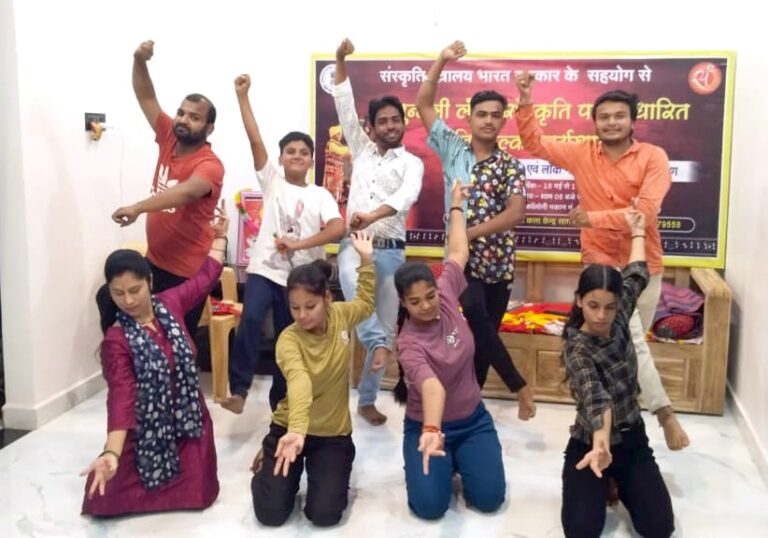 ग्रीष्म कालीन कला शिविर में लोक संस्कृति कलाओं का ले रहे हैं प्रशिक्षण