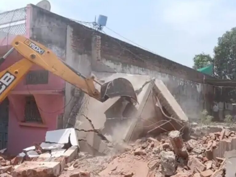 हिस्ट्रीशीटर बदमाश के घर पर चला बुलडोजर