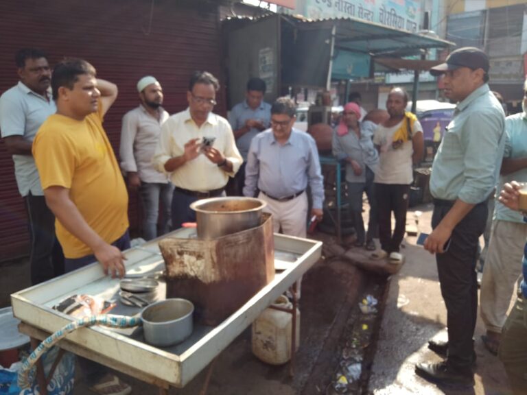 निगम आयुक्त ने सार्वजनिक स्थान पर गंदगी फैलाते पाए जाने पर चालानी कार्रवाई करने के निर्देश दिए