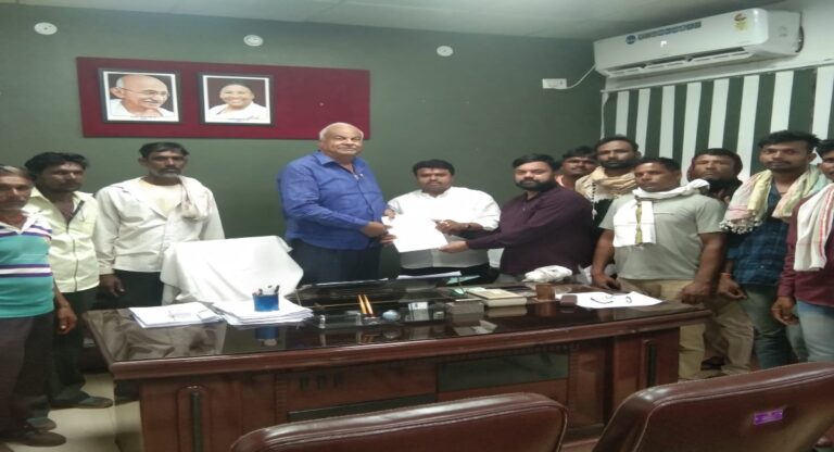 Sagar: मछली विक्रेता समिति ने मछली विक्रय हेतु व्यवस्था करने महापौर के नाम ज्ञापन सौंपा 