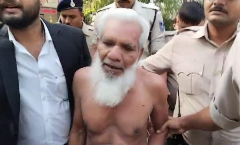 सुनवाई के दौरान कोर्ट में आरोपी ने जज पर फेंकी जूते माला,न्याय न मिलने से था नाराज