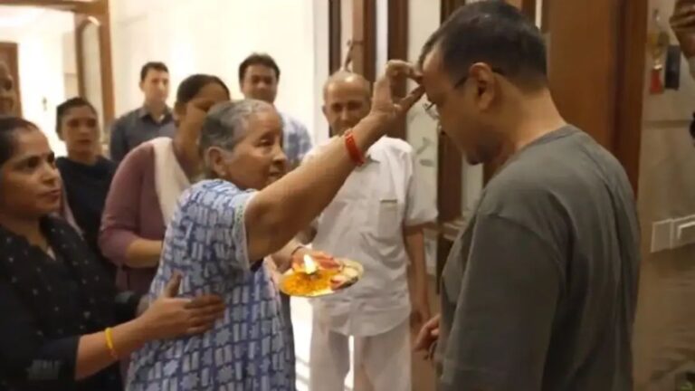 कोर्ट से जमानत मिलने के बाद केजरीवाल पहुंचे घर, मां ने आरती उतरी लगाया गले, देखे वीडियो