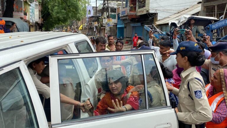 अतिक्रमण हटाने के दौरान भाजपा पार्षद और पुलिस में झड़प, पार्षद हिरासत में 