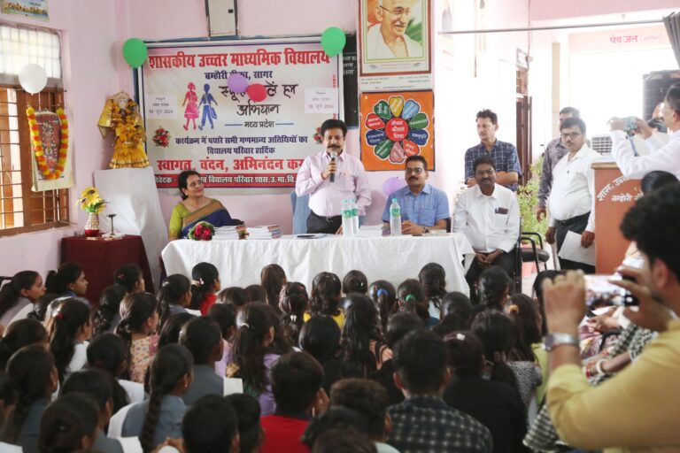 छात्र सोशल मीडिया का केवल काम के लिए उपयोग करें – संभागायुक्त डॉ. रावत