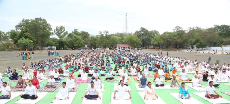 अंतर्राष्ट्रीय योग दिवस पर जिले में हजारों लोगों ने सामूहिक किया योगाभ्यास : पीटीसी ग्राउंड में हुआ सागर जिले का मुख्य कार्यक्रम
