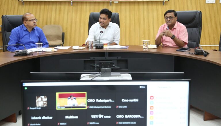 कोई गौवंश सडक पर विचरण न करें, इसकी व्यवस्था सुनिश्चित की जाए : कलेक्टर