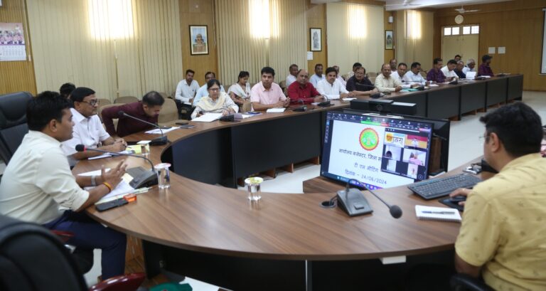 सभी जिला अधिकारी लक्ष्यानुसार कार्य योजना बनाकर करें कार्य : कलेक्टर दीपक आर्य