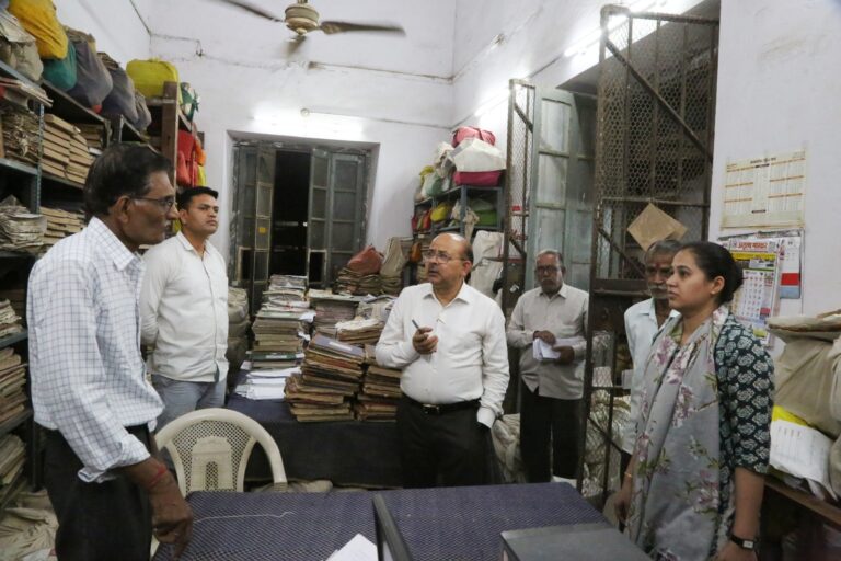 एडीएम रुपेश उपाध्याय ने नकल शाखा, रिकॉर्ड रूम का किया आकस्मिक निरीक्षण , दिये निर्देश