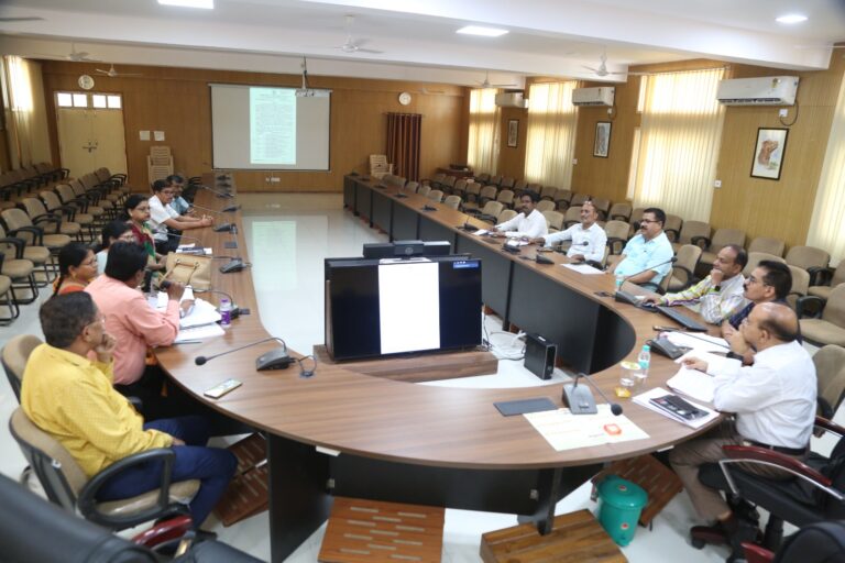 दो दर्जन से अधिक बिंदुओं पर जांच कमेटी करेगी जांच गड़बड़ी वाले विद्यालयों पर होगी सख्त कार्रवाई – कलेक्टर दीपक आर्य