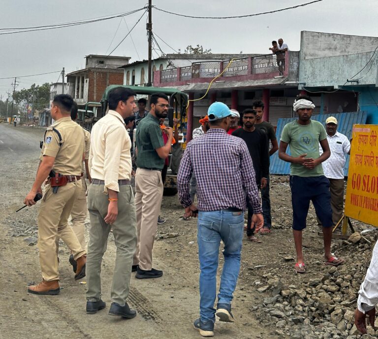 शहर विकास के लिए आगे आने लगे शहरवासी अपने हाथ से खुद ने तोड़ा अपना अतिक्रमण