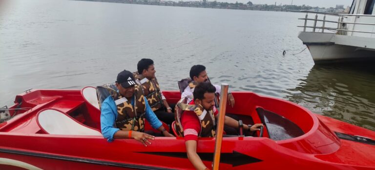 लाखा बंजारा झील में शुरू हुई मोटर, पेडल वोट, संभाग कमिश्नर, कलेक्टर ने की क्रूज सवारी
