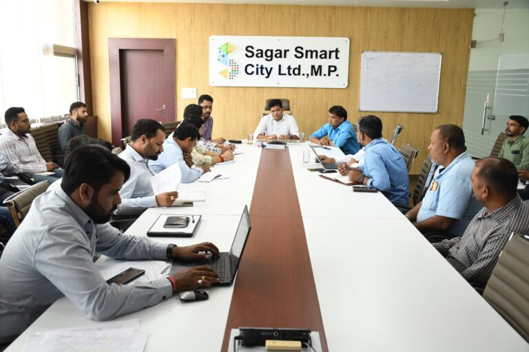 कलेक्टर ने निगमायुक्त के साथ स्मार्ट सिटी के निर्माणाधीन परियोजना कार्यों की समीक्षा बैठक ली