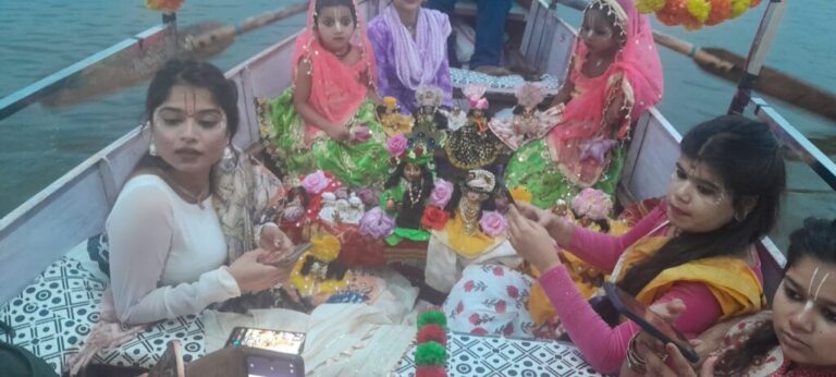 लाखा बंजारा झील में ठाकुर जी ने किया नौका विहार