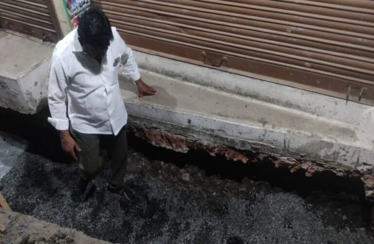 Sagar: नगर पालिका उपाध्यक्ष नाली का बेस चेक करने उतरे दलदल में फंस गए