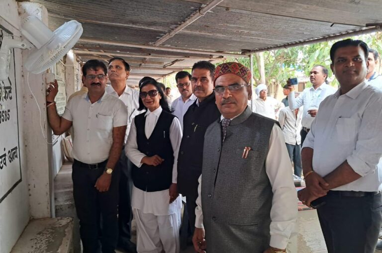 अधिवक्ता संघ ने लगवाए साथियों के लिए राहतगढ़ तहसील में वॉल फैल