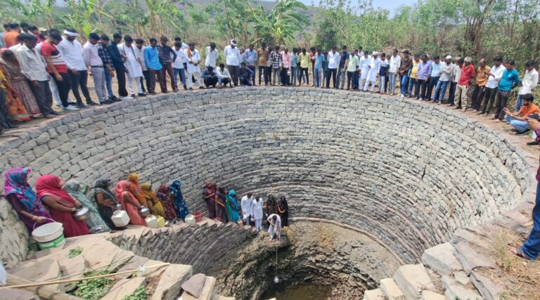 सागर में ग्रामीणों के साथ युवा कांग्रेस नेता यादव ने 30 फिट कुएं में उतरकर भरा पानी