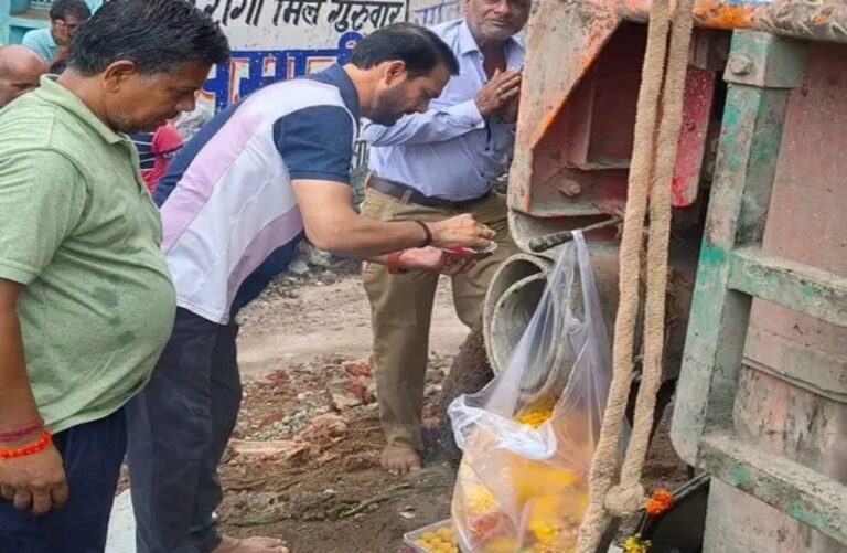 निगमाध्यक्ष ने निर्माणाधीन सामुदायिक भवन का निरीक्षण कर ट्यूबवेल खनन का भूमिपूजन किया