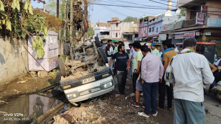 सागर में स्कूली बच्चों को ले जा रही मारुति वेन नाले में जा पलटी