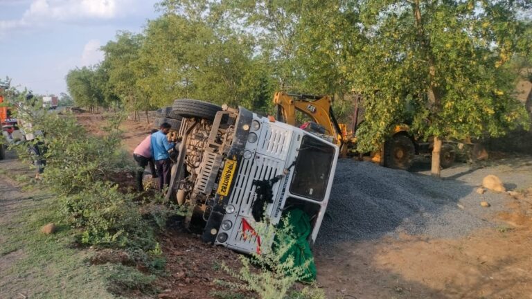 नेशनल हाईवे 44 पर गिट्टी से भरा डंपर अनियंत्रित होकर पलट,2 घायल