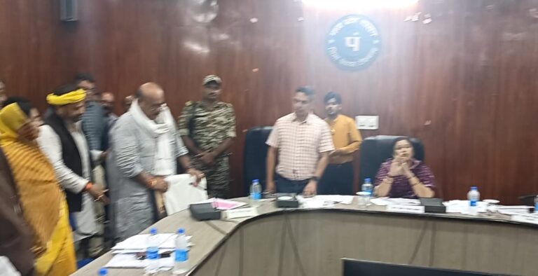 टीकमगढ़ जिला पंचायत की सामान्य बैठक में हुआ हंगामा, अध्यक्ष से भी नोकझोंक