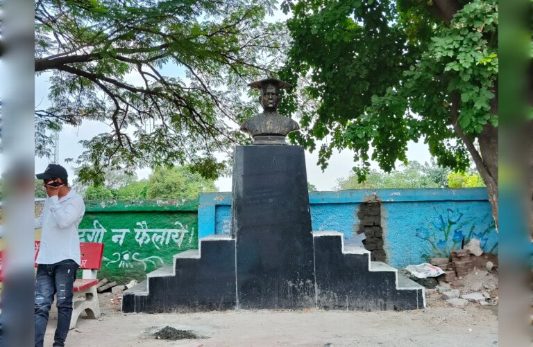 Sagar: चौराहे से डॉ. गौर की प्रतिमा हटा के जिपा कार्यालय के सामने लगा दी, आंदोलन की चेतावनी