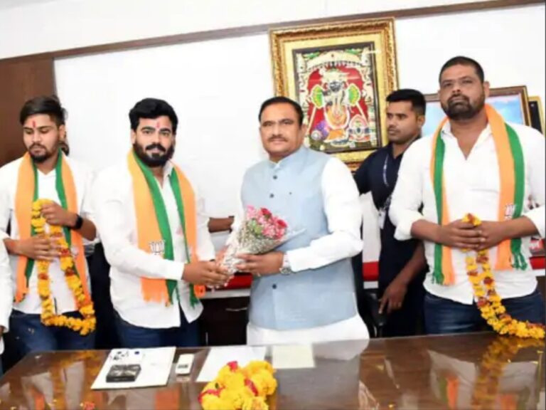 एनएसयूआई नगर अध्यक्ष सहित 14 कांग्रेसियों ने ली भाजपा की सदस्यता