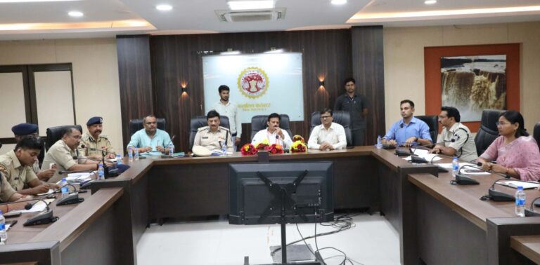 ट्रैफिक व्यवस्था सुधारने के लिए नगर निगम और पुलिस मिलकर प्रयास करें- उपमुख्यमंत्री श्री शुक्ल