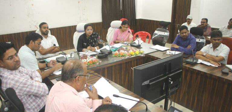 नगरीय क्षेत्रों की तरह गांवों के लिये भी कचरा प्रबंधन की योजना बनायें- राज्यमंत्री श्रीमती बागरी