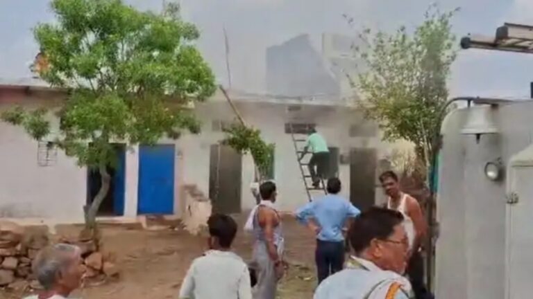 Sagar : मकान में लगी आग, गृहस्थी का सामान जलकर खाक