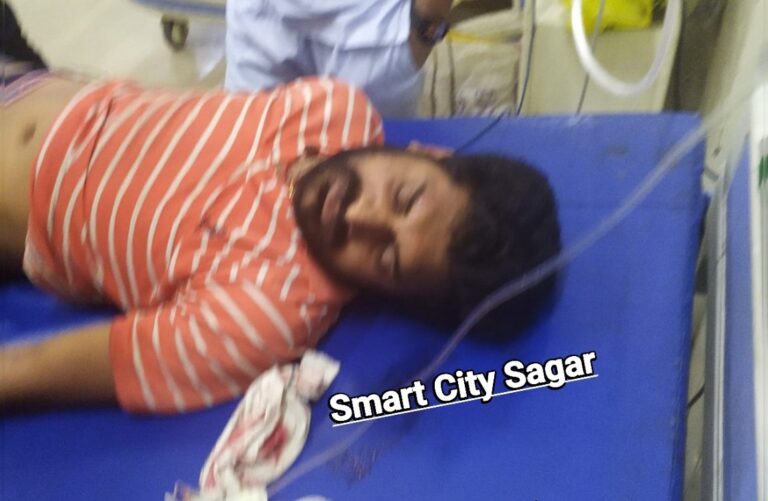 सागर में बिजली कर्मचारी गिरा खंबे से सिर में आई गंभीर चोट, सेफ्टी किट पर उठे सवाल