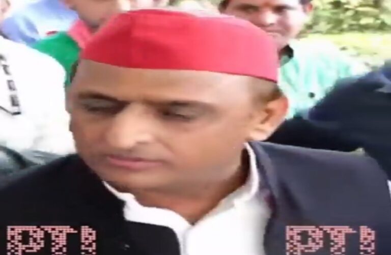 सपा प्रमुख अखलेश यादव पत्रकार से बोले तुम्हारा दूसरा इलाज करें क्या, वीडियो हो रहा वायरल