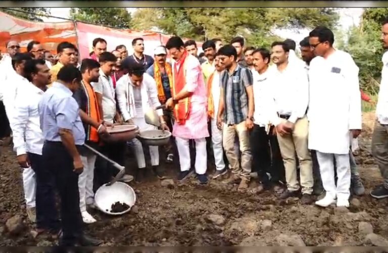 जल गंगा संवर्धन अभियान अंतर्गत ग्राम बक्सवाहा एवं सेमराघाट में आयोजित कार्यक्रम में शामिल हुए मंत्री श्री राजपूत