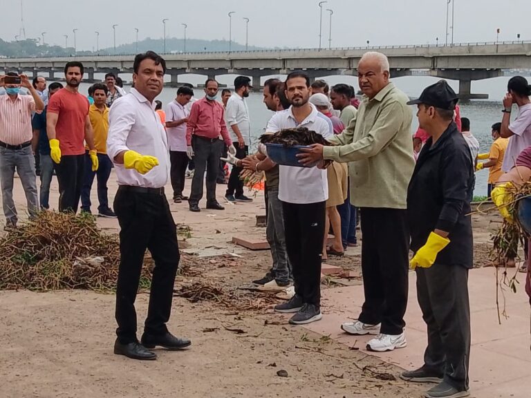 जल गंगा संवर्धन अभियान अंतर्गत जनप्रतिनिधियों और नागरिकों की सहभागिता से चकराघाट पर घाटों एवं कुओं की सफाई का कार्य प्रारंभ