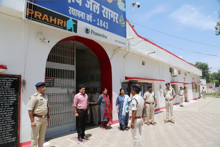 कलेक्टर ने अधिकारियों के साथ किया केंद्रीय जेल का निरीक्षण, बंदियों से की चर्चा