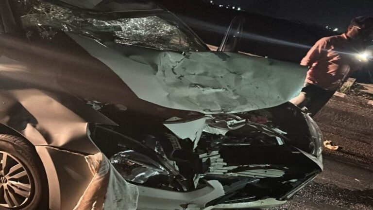 तेज रफ्तार कार से टकराए बाइक सवार, तीन की मौत