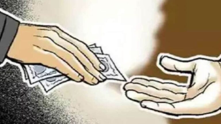 लोकायुक्त पुलिस ने सिपाही को रिश्वत लेते रंगे हाथ पकड़ा