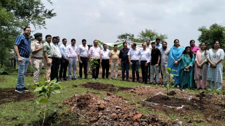 जिला विधिक सेवा प्राधिकरण, द्वारा एक पेड़ मां के नाम अभियान के तहत वृक्षारोपण